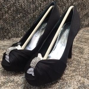 Michael Angelo peep toe satin pump size 5 1/2